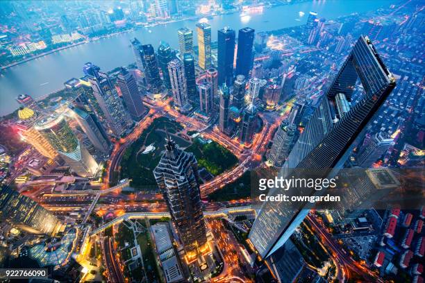 skyline di shanghai di notte - luogo d'interesse internazionale foto e immagini stock