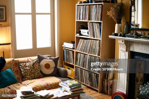 living room with record collection - 溫馨 個照片及圖片檔