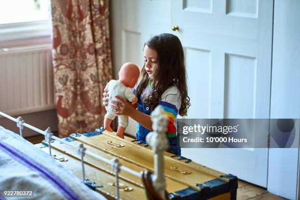 girl playing in bedroom - somente crian�ças - fotografias e filmes do acervo