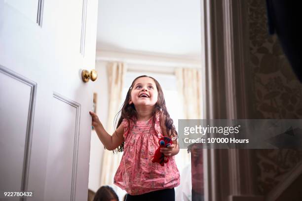girl opening door - child's bedroom stock-fotos und bilder