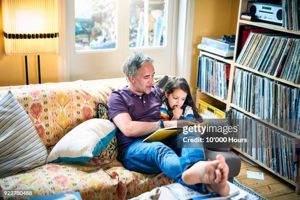 father reading to daughter - precious collection home foto e immagini stock