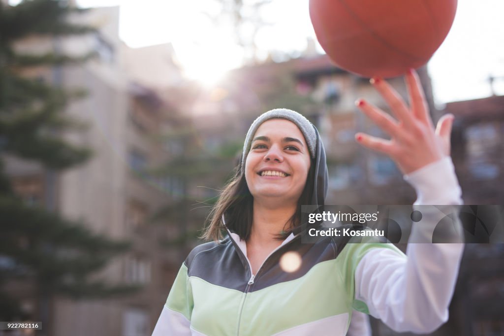 Mädchen dreht den Ball um den Finger