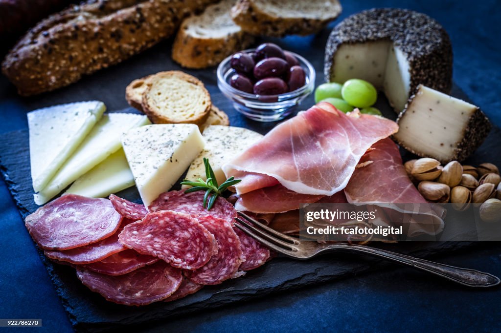 Aperitivo delicioso na mesa de tonalidade azulada