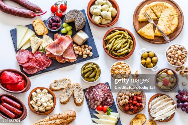 tapas op witte achtergrond - tapa stockfoto's en -beelden