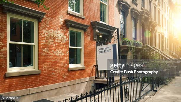 elegant brownstones and townhouses in the fort greene area of brooklyn, new york city - brooklyn brownstone foto e immagini stock