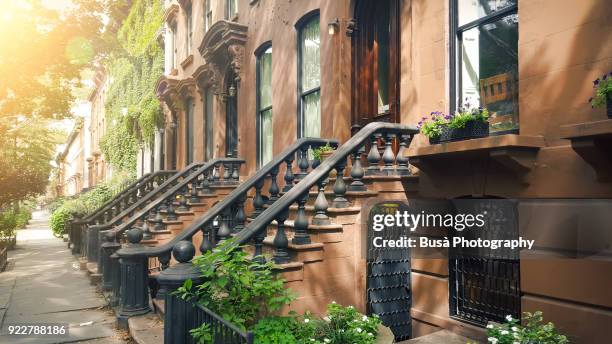 elegant brownstones and townhouses in the fort greene area of brooklyn, new york city - fort greene photos et images de collection