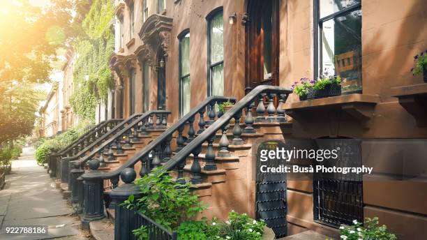 elegant brownstones and townhouses in the fort greene area of brooklyn, new york city - brooklyn new york stockfoto's en -beelden