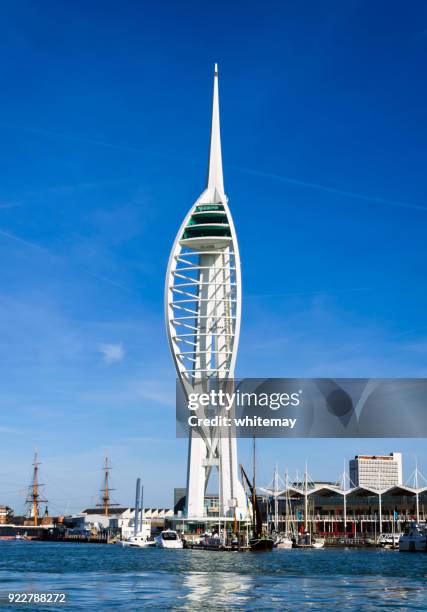 la spinnaker tower di old portsmouth - torre spinnaker foto e immagini stock