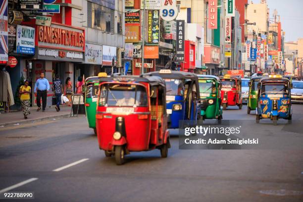 tuktuk taxi op straat van colombo; sri lanka - srilanka city road stockfoto's en -beelden