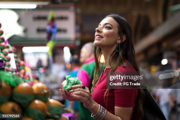 junge frau, die auf dem lokalen markt einkaufen - südamerika stock-fotos und bilder