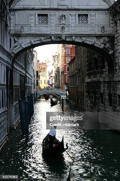 gondola under the bridge of sighs - bridge of sigh stock pictures, royalty-free photos & images