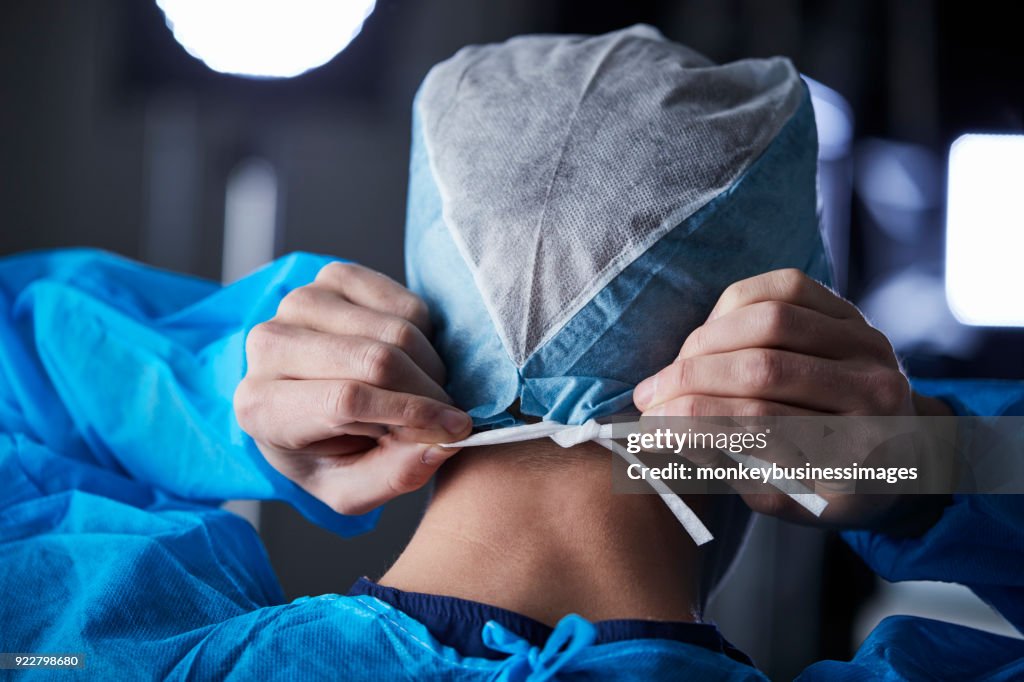 Chirurg koppelverkoop chirurgische cap in voorbereiding, achteraanzicht