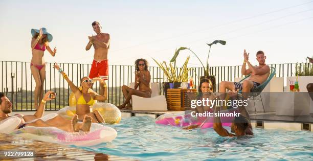 ご友人とご一緒にお楽しみいただけるプール - pool party ストックフォトと画像