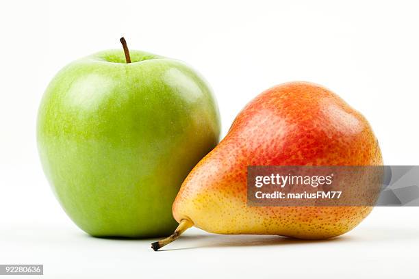 grüner apfel und rote birne - pears stock-fotos und bilder