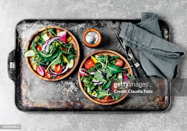 fresh arugula and baby kale salad - tillbehörssallad bildbanksfoton och bilder