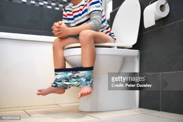 young boy with constipation - child urinating stockfoto's en -beelden