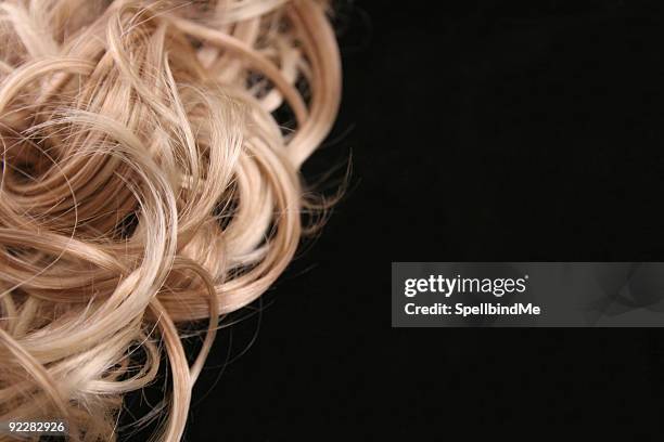 close up of a female's curly blonde hair - highlights of geneva motor show stockfoto's en -beelden