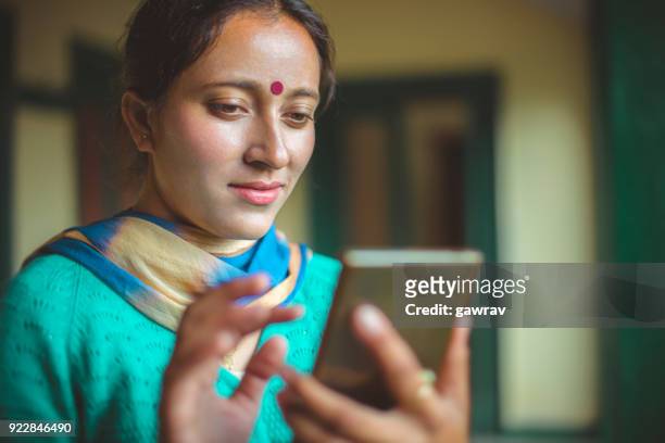 mujer joven con teléfono inteligente. - bindi fotografías e imágenes de stock