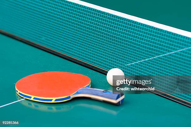ping pong paddle and table with net - table tennis racket 個照片及圖片檔