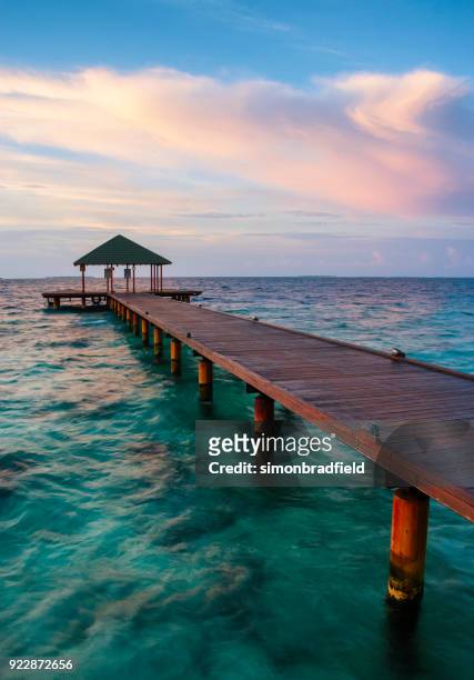 hermosas puestas de sol de las islas maldivas - oceano índico fotografías e imágenes de stock