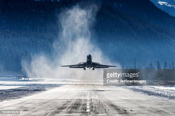 business jet - private jet stockfoto's en -beelden
