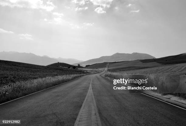 empty road in black and white - reto descrição física imagens e fotografias de stock