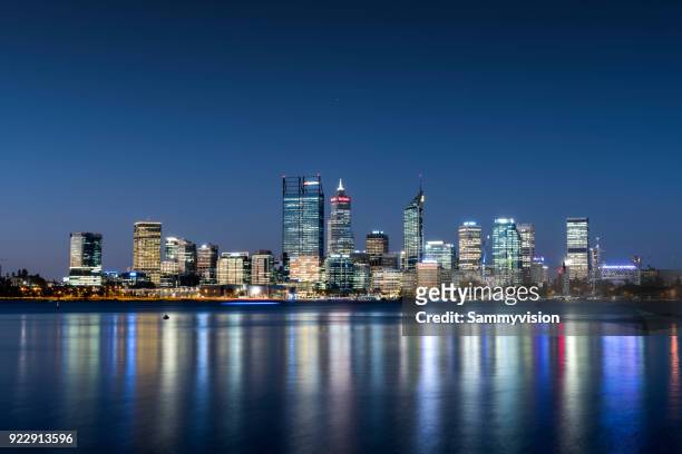 night view of perth - perth australië stockfoto's en -beelden