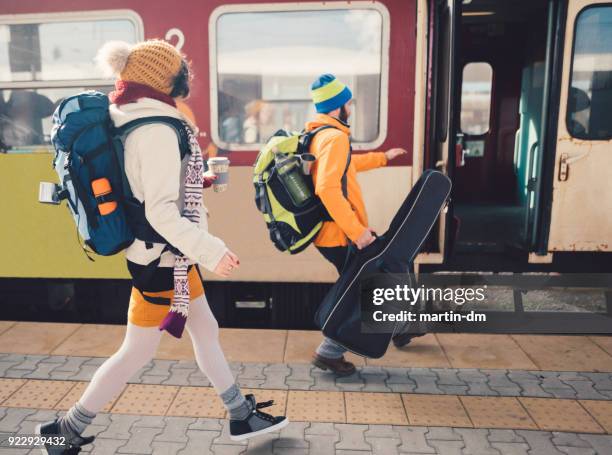 paar lopen om op de trein - passenger muzikant stockfoto's en -beelden