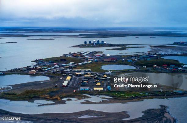 aerial view of the hamlet of tuktoyaktuk in summer in the machenzie river delta and the beaufort sea in the canadian arctic. visible : important radar station - northwest territories - canada - permafrost stock-fotos und bilder