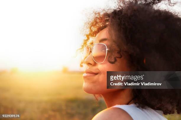 mulher africana se divertindo - óculos escuros acessório ocular - fotografias e filmes do acervo