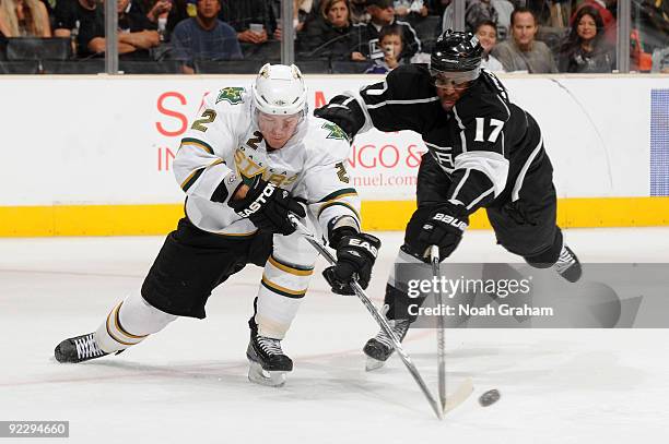 Wayne Simmonds of the Los Angeles Kings battles for the puck against Nicklas Grossman of the Dallas Stars on October 22, 2009 at Staples Center in...