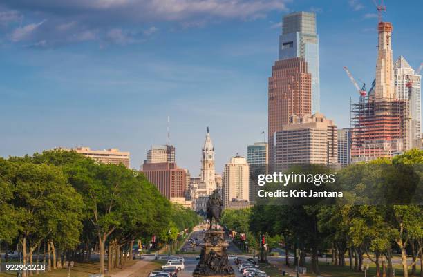 philadelphia, pennsylvania skyline - philadelphia pennsylvania stock pictures, royalty-free photos & images