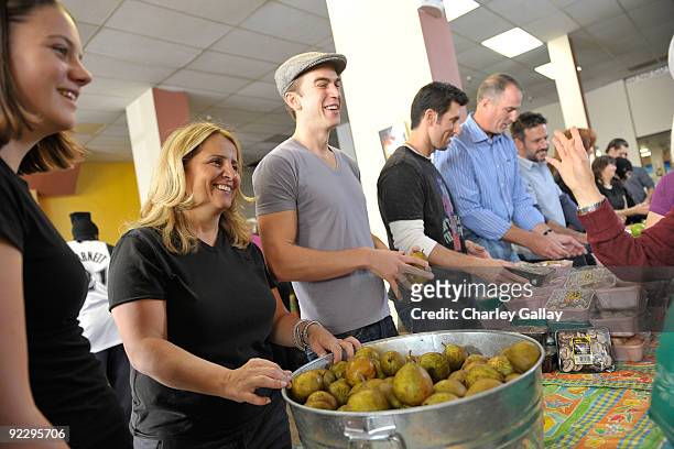 OneXOne Founder Joey Adler, Musician Spencer Day, MLB PLayer Nomar Garciaparra and Master of Ceremonies Jay Bilas pass out food to residents of the...