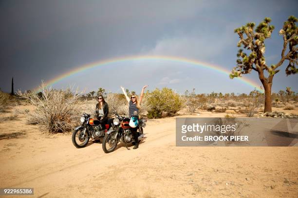 females on motorcycle in joshua tree - nationalpark joshua tree stock pictures, royalty-free photos & images