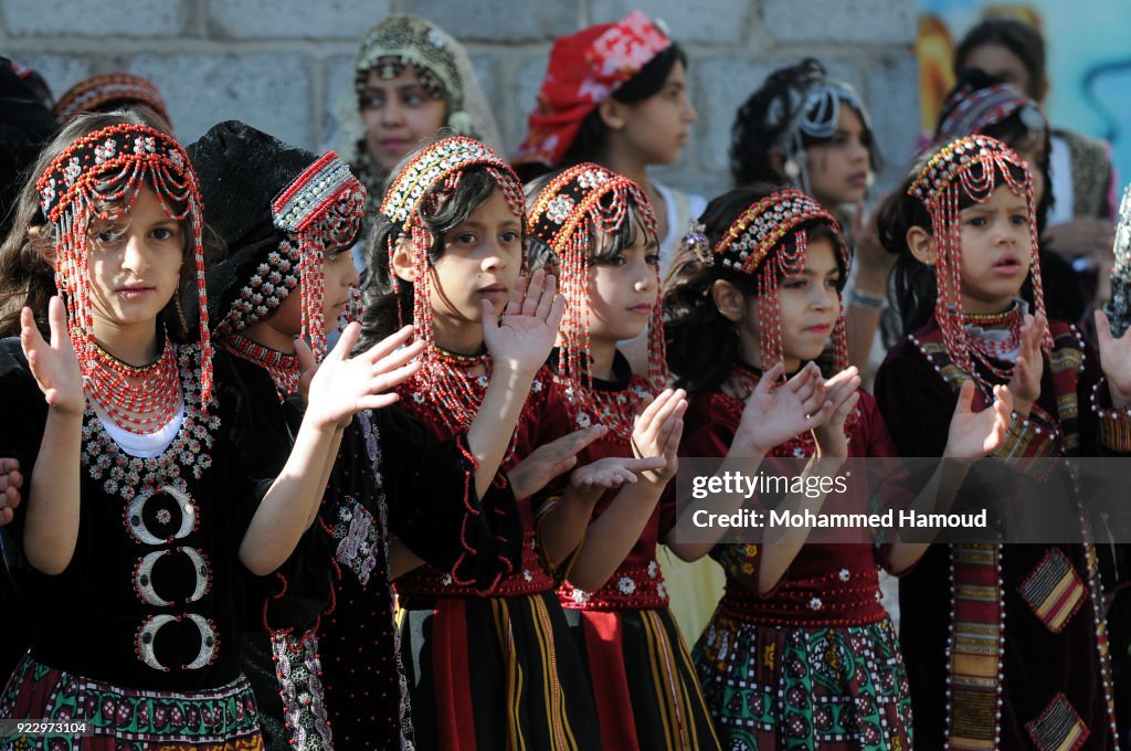 Yemeni Girls Hold Fashion Show To Call For Peace