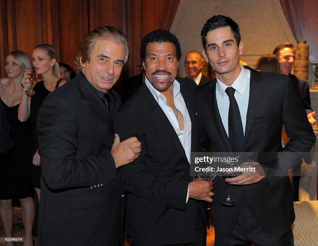 Leonard Ross, musician Lionel Richie and Landon Ross at The Beverly... Photo d'actualité - Getty Images