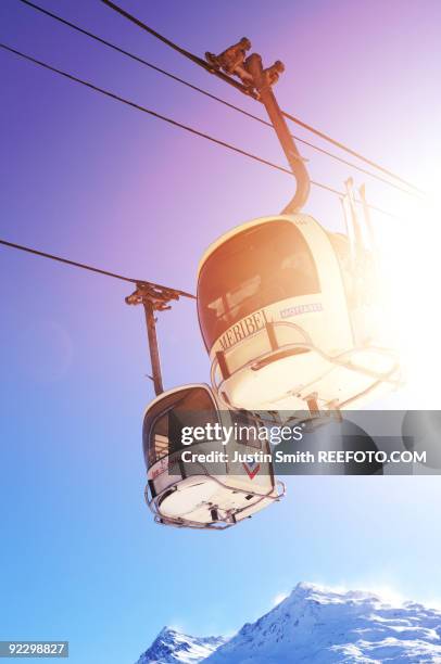 gondola ski lifts  - meribel fotografías e imágenes de stock