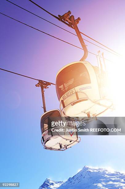 gondola ski lifts  - meribel photos et images de collection