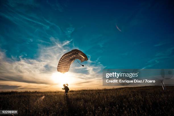 landing field - paragliding stock-fotos und bilder