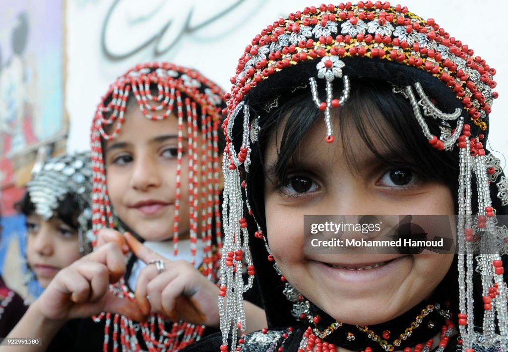 Yemeni Girls Hold Fashion Show To Call For Peace