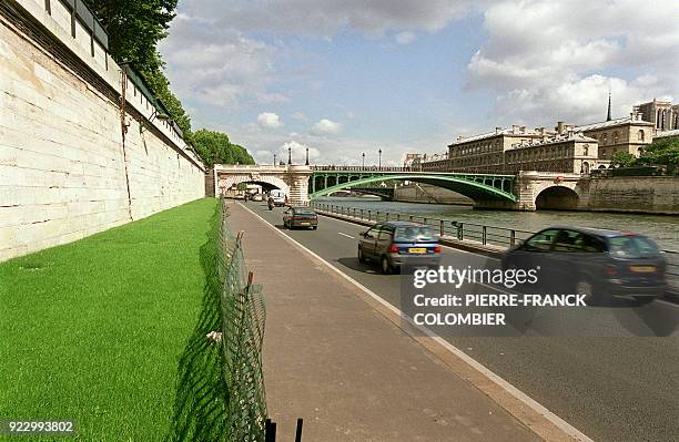 Des voitures roulent, le 13 juillet 2002 à Paris, sur la voie sur berges rive droite. Ce site sera transformé, durant sa fermeture à la circulation...