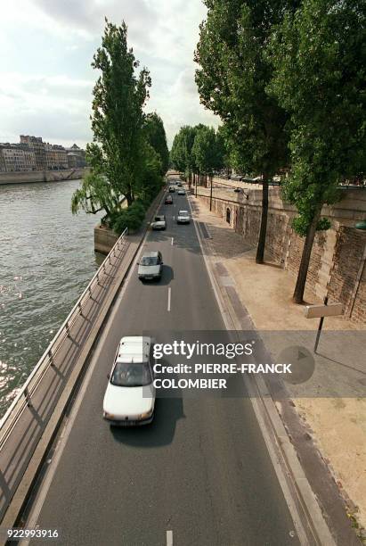 Des voitures roulent, le 13 juillet 2002 à Paris, sur la voie sur berges rive droite. Ce site sera transformé, durant sa fermeture à la circulation...