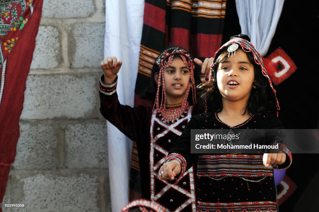 Yemeni Girls Hold Fashion Show To Call For Peace