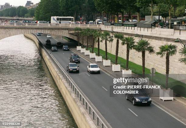 Des voitures roulent à côté de palmiers sur les voies sur berges, le 17 juillet 2002 à Paris, installés dans le cadre de la préparation de...