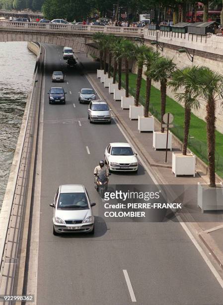 Des voitures roulent à côté de palmiers sur les voies sur berges, le 17 juillet 2002 à Paris, installés dans le cadre de la préparation de...