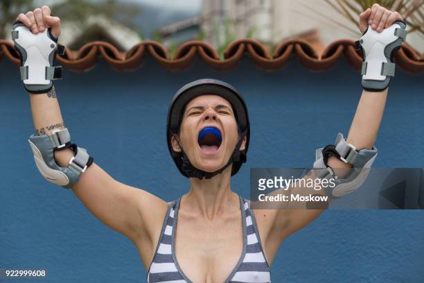 mulher adulta com capacete e equipamento esportivo - capacete esportivo stock pictures, royalty-free photos & images