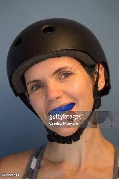 mulher adulta com capacete e equipamento esportivo - equipamento stock-fotos und bilder