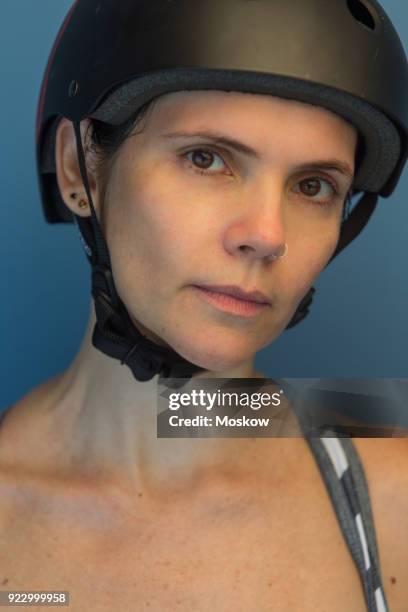 mulher adulta com capacete e equipamento esportivo - equipamento esportivo stock pictures, royalty-free photos & images