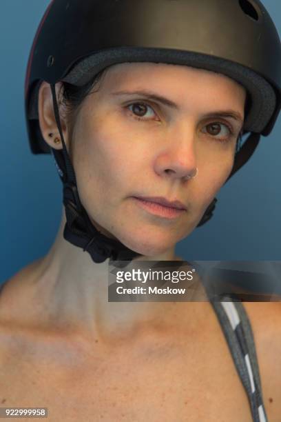 mulher adulta com capacete e equipamento esportivo - equipamento esportivo 個照片及圖片檔