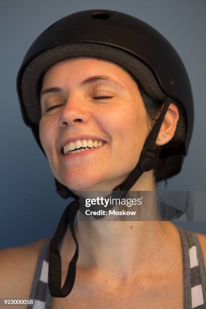 mulher adulta com capacete e equipamento esportivo - equipamento esportivo fotografías e imágenes de stock